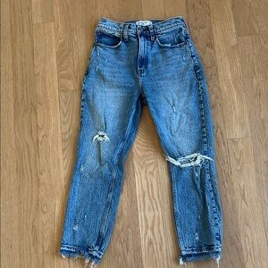 Abercrombie - The Mom High Rise Jeans